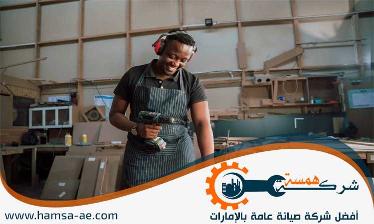 نجار في أم القيوين